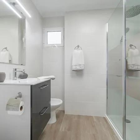 Modern 3 Slaapkamer Appartement, 10 Meter Lejlighed